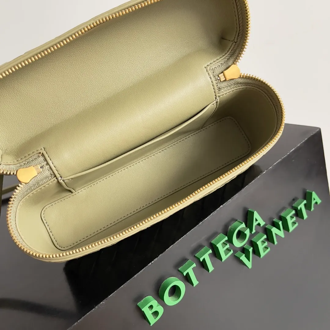 Batch 1360 Bottega Veneta 24 spring and summer woven zipper crossbody bag. A crossbody bag that can be used as a cosmetic bag. The exquisite weaving and compact body are an indispensable accessory for the upcoming summer. The double zipper also better protects the bag. It has a large capacity. If you like it, don’t miss it. Style number: 789109 Size: 22*12.5*5cm